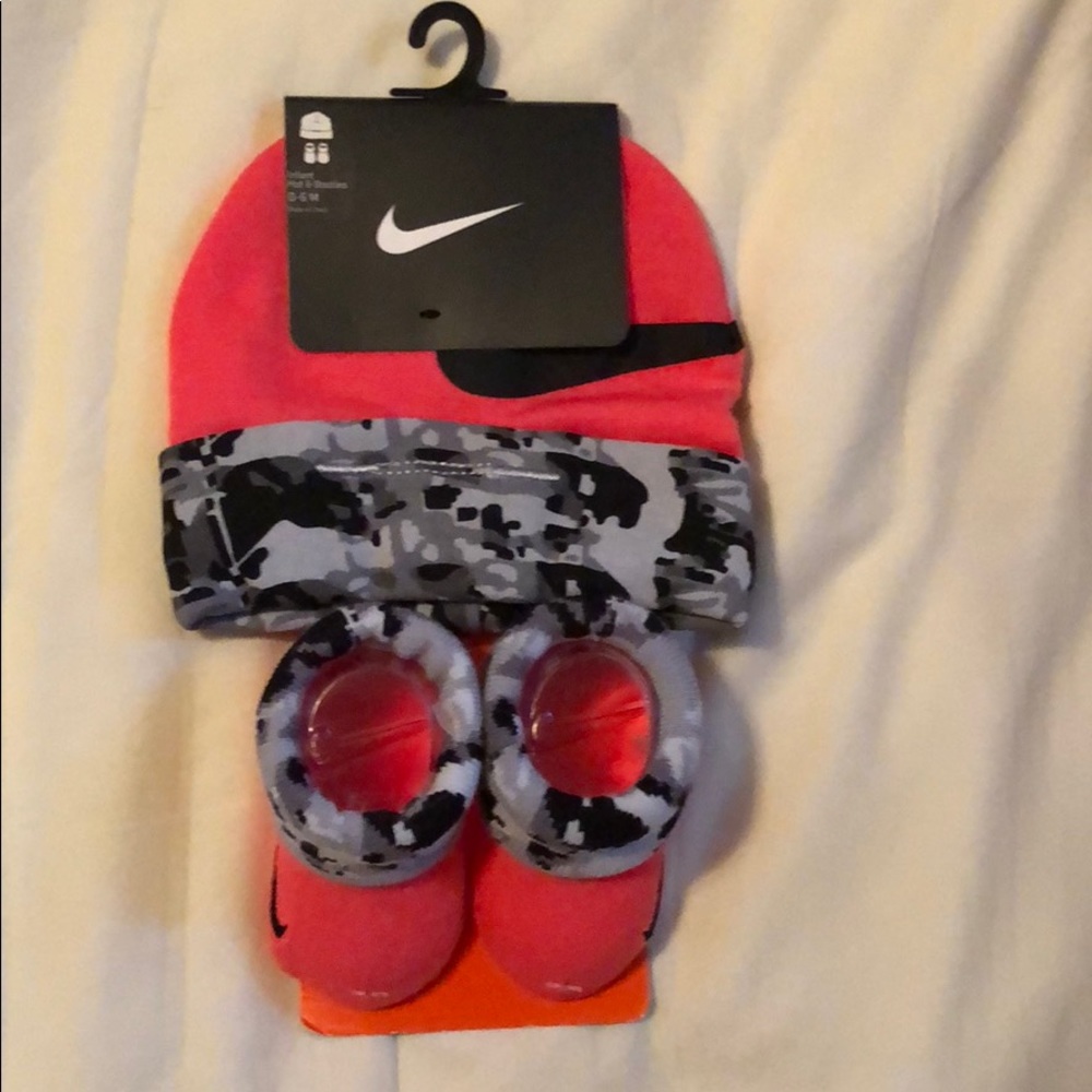 NWT Infant Nike Hat & Booties